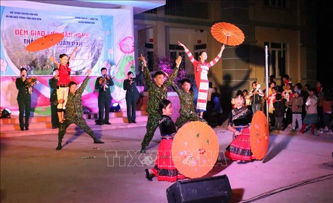 Tiết mục văn nghệ biểu diễn trong đêm giao lưu trên địa bàn xã Nậm Kè (huyện Mường Nhé). Ảnh: Xuân Tiến – TTXVN
