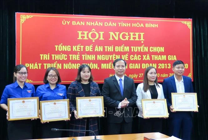 Ngày 27/10/2020, UBND tỉnh Hòa Bình tổ chức Hội nghị tổng kết Đề án thí điểm tuyển chọn trí thức trẻ tình nguyện về các xã tham gia phát triển nông thôn, miền núi giai đoạn 2013 - 2020 (Đề án 500). Ảnh: Thanh Hải - TTXVN