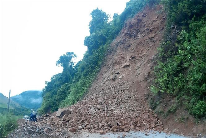 Mưa lớn tại Lai Châu gây sạt lở trên các tuyến giao thông như quốc lộ 4H, đường tỉnh 133. Ảnh: TTXVN phát