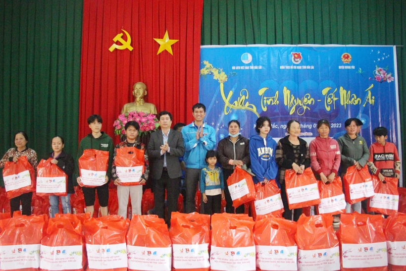 Tặng quà Tết cho người dân, thanh niên công nhân, học sinh có hoàn cảnh khó khăn xã Vụ Bổn, huyện Krông Pắk, tỉnh Đắk Lắk. Ảnh: Hoài Thu - TTXVN