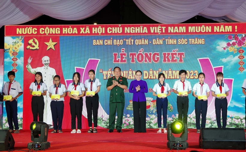 Ban Chỉ đạo “Tết quân - dân” tỉnh Sóc Trăng tổ chức trao học bổng cho học sinh nghèo vượt khó. Ảnh: Trung Hiếu - TTXVN