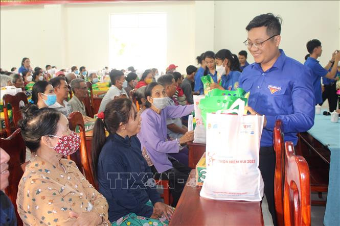 Chiều 13/1, tại huyện Hàm Thuận Bắc (Bình Thuận), Trung tâm Công tác xã hội Thanh thiếu niên Việt Nam phối hợp với Tỉnh đoàn Bình Thuận và Đoàn Thanh niên Tổng Công ty Cổ phần Dịch vụ Kỹ thuật Dầu khí Việt Nam tổ chức chương trình “Tết trọn niềm vui 2023”