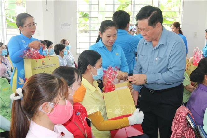 Trưởng ban Tuyên giáo Trung ương Nguyễn Trọng Nghĩa tặng quà công nhân lao động huyện Châu Thành (Tiền Giang). Ảnh: Minh Trí - TTXVN