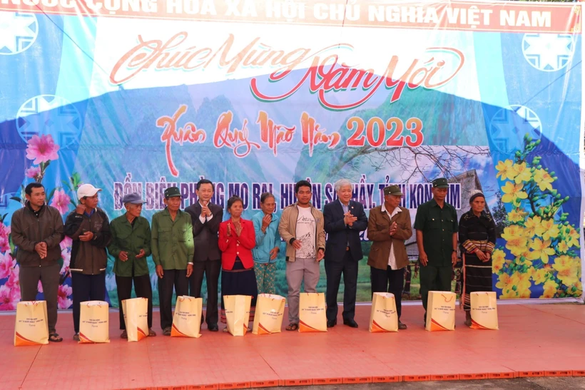 Chủ tịch Ủy ban Trung ương Mặt trận Tổ quốc Việt Nam Đỗ Văn Chiến tặng quà Tết cho người dân xã Mô Rai, huyện Sa Thầy (Kon Tum). Ảnh: Khoa Chương - TTXVN