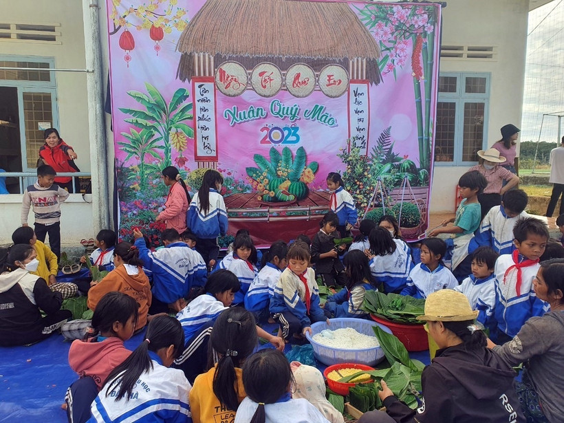 Trường Tiểu học Đăk Hà ở huyện Tu Mơ Rông (Kon Tum) tổ chức cho học sinh trải nghiệm gói bánh chưng, bánh tét nhân dịp Tết Nguyên đán Quý Mão 2023. Ảnh: Khoa Chương - TTXVN