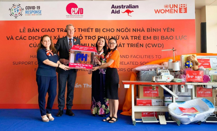 Đại diện tổ chức UN Women bàn giao trang thiết bị hỗ trợ Nhà Bình yên Cần Thơ. Ảnh: thoidai.com.vn