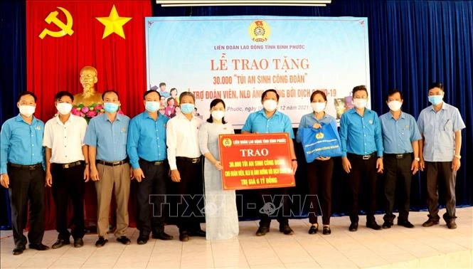 Bình Phước: Trao 30.000 túi an sinh hỗ trợ đoàn viên, người lao động bị ảnh hưởng bởi dịch COVID-19