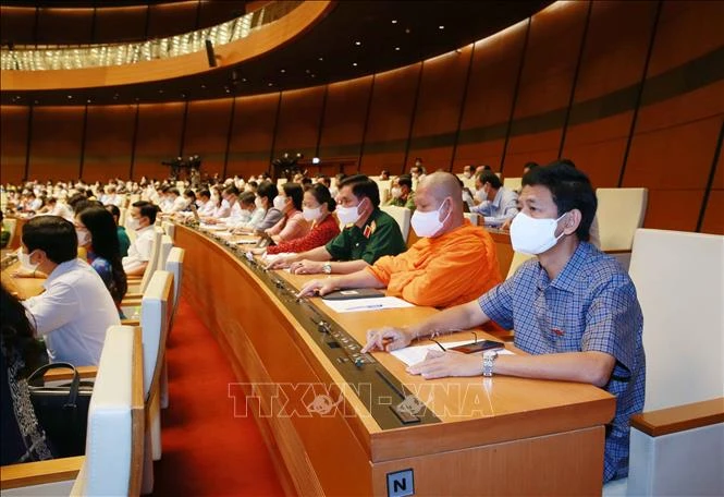 Đoàn đại biểu Quốc hội tỉnh Sóc Trăng biểu quyết thông qua Nghị quyết về chủ trương đầu tư Chương trình mục tiêu quốc gia Giảm nghèo bền vững giai đoạn 2021-2025. Ảnh: Phương Hoa - TTXVNN