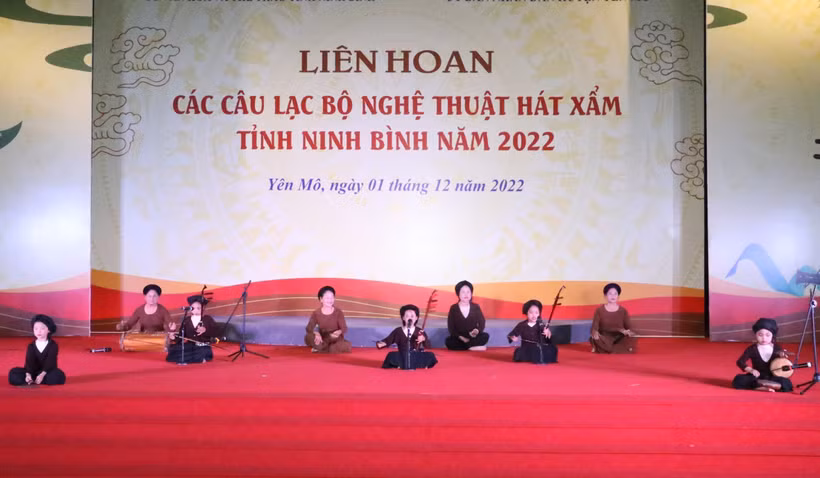 Tiết mục “Yên Mô giàu đẹp” do câu lạc bộ hát Xẩm Hà Thị Cầu (huyện Yên Mô) biểu diễn. Ảnh: Đức Phương - TTXVN