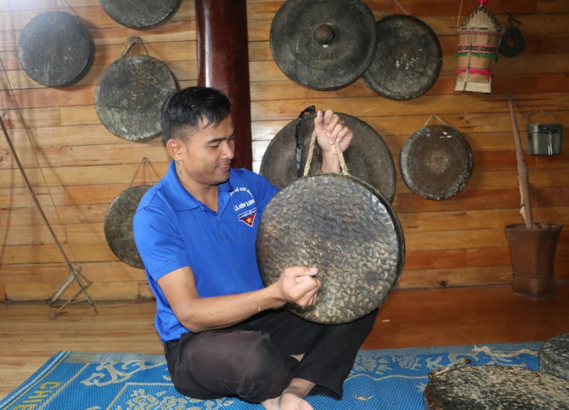 Anh Siêng tập đánh chiêng. Ảnh: Đinh Hương - TTXVN