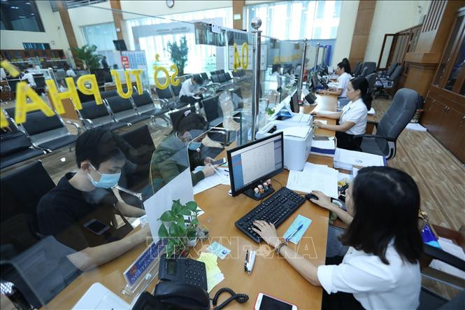 Tiếp nhận và giải quyết hồ sơ của các sở, ban, ngành tại Trung tâm Phục vụ hành chính công tỉnh Bắc Giang. Ảnh: Danh Lam – TTXVN