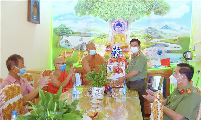 Chức sắc, chư tăng, Ban Quản trị Chùa Hòa Bình cũ vui mừng nhận phần quà do Đại tá Trương Công Dũng - Phó Giám đốc Công an tỉnh trao tặng. Ảnh: TTXVN phát