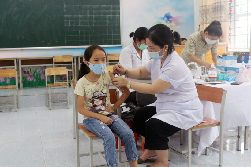 Các trường hợp tiêm vaccine phòng COVID-19 được thực hiên theo đúng quy trình, đảm bảo an toàn. Ảnh: Nguyễn Chinh - TTXVN