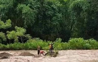Cao Bằng: Lũ quét cuốn 4 người mất tích khi đang xúc cát bên suối