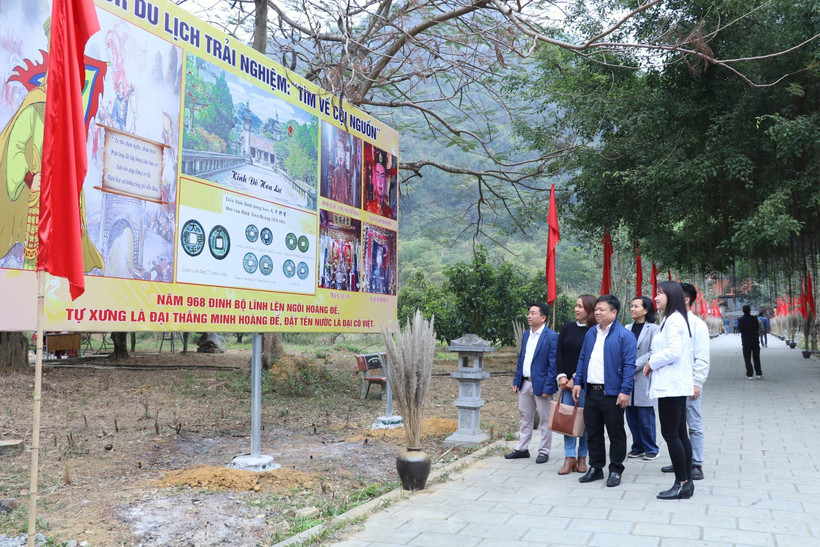 Tour du lịch trải nghiệm thu hút đông đảo du khách tham gia. Ảnh: Đức Phương - TTXVN
