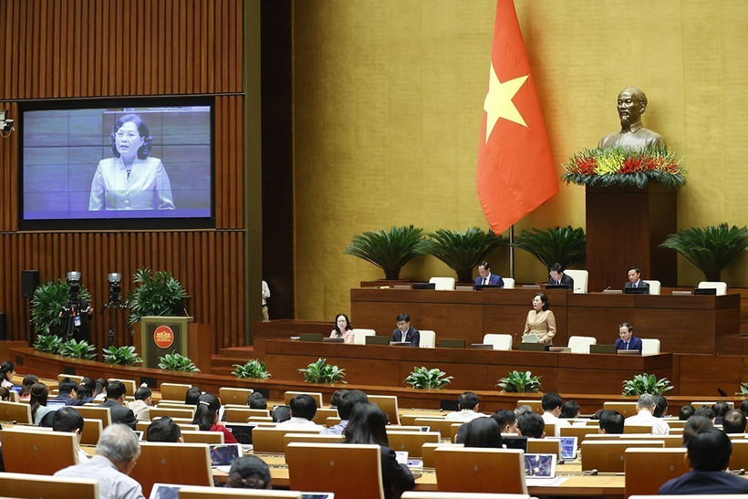 Thống đốc Ngân hàng Nhà nước Nguyễn Thị Hồng giải trình, làm rõ một số vấn đề đại biểu Quốc hội nêu. Ảnh: Doãn Tấn - TTXVN