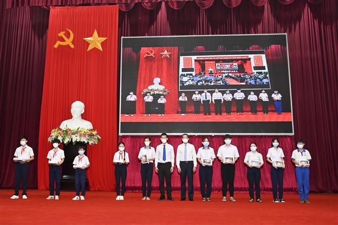 Bình Thuận tiếp nhận hơn 16 tỷ đồng ủng hộ Chương trình “Sóng và máy tính cho em”