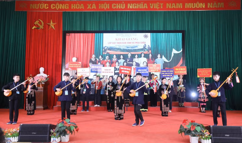 Đội dự thi của Trường Phổ thông DTNT THCS và THPT huyện Hữu Lũng ra mắt tại lễ Khai mạc. Ảnh: Anh Tuấn – TTXVN