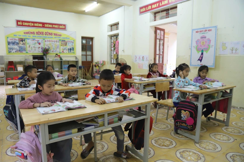 Em Lô Thị Thanh Thảo (người dân tộc Ơ Đu ở bản Văng Môn), học sinh lớp 5B trường Tiểu học Nga My (Nghệ An) học bài. Ảnh: Xuân Tiến- TTXVN