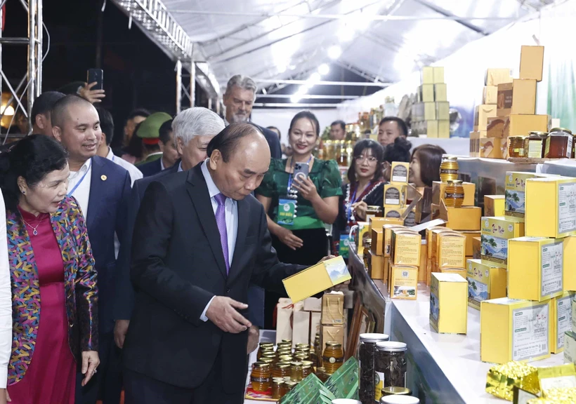 Chủ tịch nước Nguyễn Xuân Phúc thăm gian hàng trưng bày. Ảnh: Thống Nhất - TTXVN