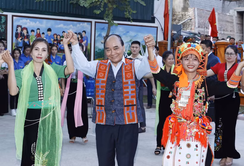 Chủ tịch nước Nguyễn Xuân Phúc và nhân dân tỉnh Lai Châu múa điệu “Xoè Thái”. Ảnh: Thống Nhất - TTXVN
