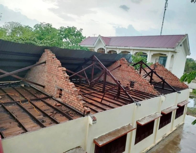 Trường học ở xã Ia Jlơi, huyện Ea Súp, tỉnh Đắk Lắk, bị tốc mái do mưa to kèm kèm theo lốc tối 8/5/2023. Ảnh: TTXVN phát