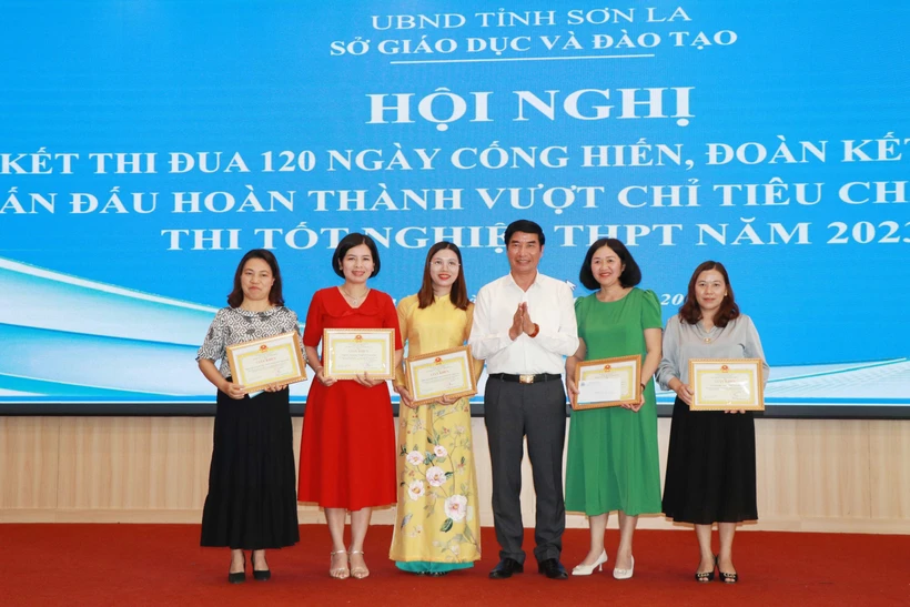 Sở Giáo dục và Đào tạo tỉnh Sơn La tặng giấy khen cho các tập thể có thành tích xuất sắc trong đợt thi đua. Ảnh: Hữu Quyết - TTXVN