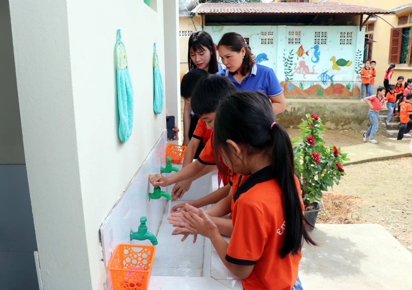 Các em học sinh Trường Tiểu học Thành Long, xã Thành Long, huyện Hàm Yên, tỉnh Tuyên Quang sử dụng nhà vệ sinh được xây mới. Ảnh: Quang Cường – TTXVN