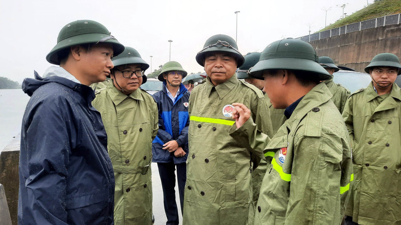 Đoàn công tác Ban chỉ đạo Trung ương về Phòng chống thiên tai kiểm tra công tác phòng, chống bão tại thành phố Móng Cái. Ảnh: TTXVN phát