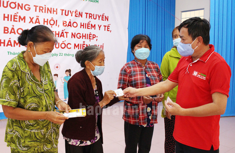 Đồng chí Nguyễn Văn Tẩm, Phó Tổng Giám đốc Công ty Cổ phần Dược phẩm TV.Pharm Trà Vinh tặng thẻ BHYT cho người có hoàn cảnh khó khăn. Ảnh: baotravinh.vn