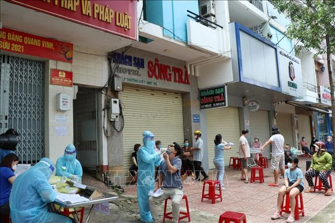 Lấy mẫu xét nghiệm sàng lọc cho toàn dân thành phố Buôn Ma Thuột sau khi ghi nhận nhiều chùm ca bệnh ngoài cộng đồng. Ảnh: Tuấn Anh – TTXVN