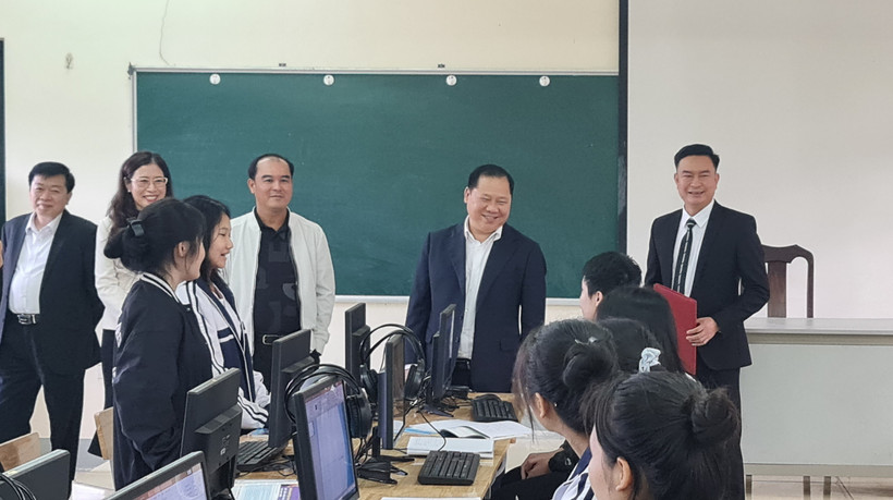 Bí thư Tỉnh ủy Hòa Bình Nguyễn Phi Long cùng các đại biểu thăm phòng học vi tính của trường Phổ thông Dân tộc nội trú Trung học phổ thông tỉnh Hòa Bình. Ảnh: Vũ Hà- TTXVN