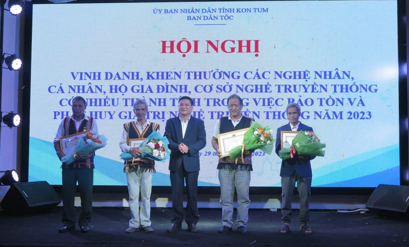Các nghệ nhân được Chủ tịch UBND tỉnh Kon Tum tặng Bằng khen vì có thành tích xuất sắc trong việc bảo tồn và phát huy các giá trị nghề truyền thống của các dân tộc thiểu số tại chỗ. Ảnh: Dư Toán – TTXVN.