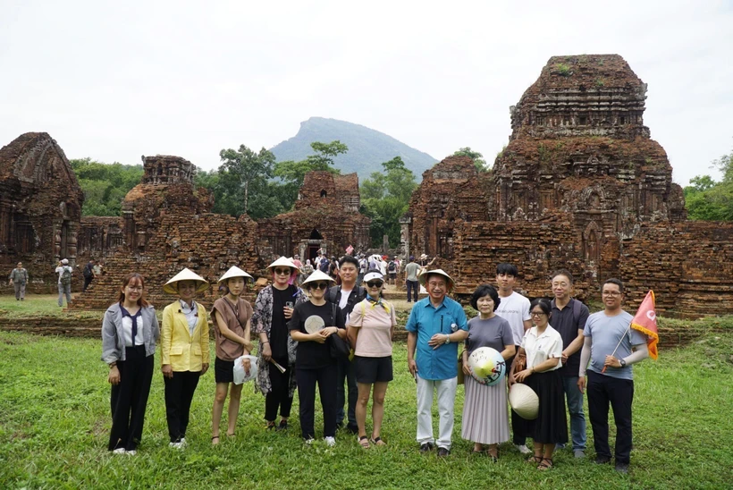 Đoàn du khách Hàn Quốc tham quan Di sản Văn hóa thế giới Mỹ Sơn (Quảng Nam) sáng 2/9/2023. Ảnh: Đoàn Hữu Trung - TTXVN