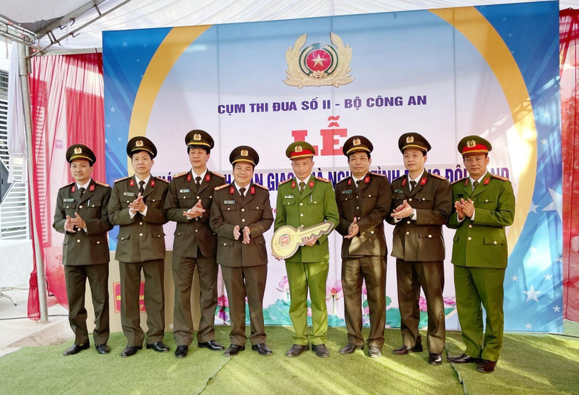Đại diện lãnh đạo các đơn vị Cụm thi đua số II - Bộ Công an và Công an tỉnh Lai Châu trao chìa khóa nhà “Nghĩa tình đồng đội” cho Đại úy Vừ A Di. Ảnh: Việt Hoàng - TTXVN