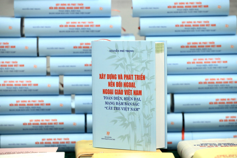 Cuốn sách của Tổng Bí thư Nguyễn Phú Trọng "Xây dựng và phát triển nền đối ngoại, ngoại giao Việt Nam toàn diện, hiện đại, mang đậm bản sắc “cây tre Việt Nam”". Ảnh: Lâm Khánh - TTXVN