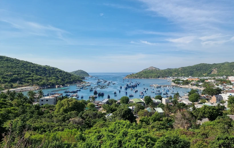 Vẻ đẹp thơ mộng của vịnh Vĩnh Hy nằm trong Khu dự trữ sinh quyển thế giới Núi Chúa. Ảnh: Nguyễn Thành – TTXVN