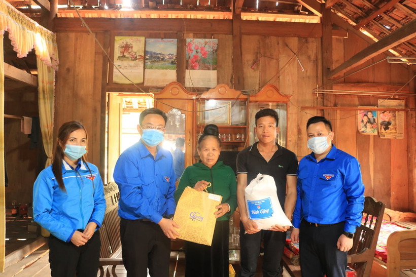 Trao tặng các đồ dụng, vật tư y tế, các suất thuốc bổ cho các hộ gia đình xã Chiềng Khương. Nguồn: baotainguyenmoitruong.vn