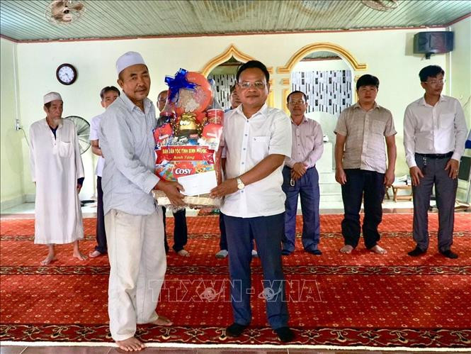 Bình Phước: Thăm hỏi, tặng quà cộng đồng người Chăm dịp lễ Ramadan