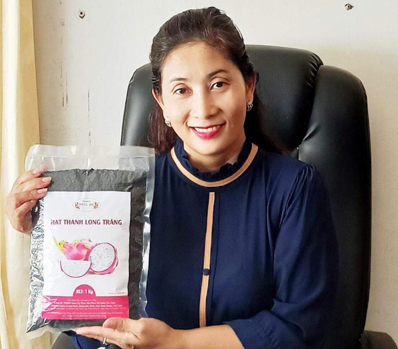Bà Lê Thị Nguyên Hà - Giám đốc Công ty TNHH Nước ép Phúc Hà (tỉnh Bình Thuận) bên sản phẩm mới Hạt Thanh Long. Ảnh: Ngọc Quỳnh - TTXVN