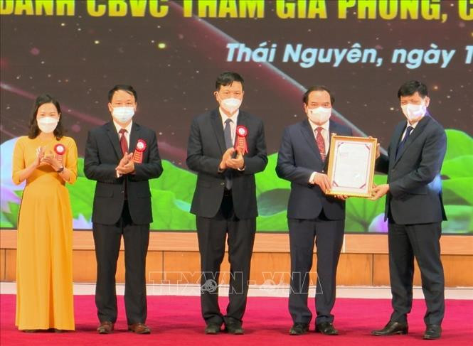 Bộ trưởng Bộ Y tế Nguyễn Thanh Long trao Quyết định xếp hạng đặc biệt cho lãnh đạo Bệnh viện Trung ương Thái Nguyên. Ảnh: Trần Trang-TTXVN