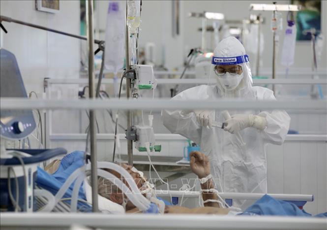 Nhiều bệnh nhân COVID-19 nặng kèm theo các bệnh lý nền khác nên công tác điều trị càng thêm khó khăn. Ảnh: Minh Quyết - TTXVN