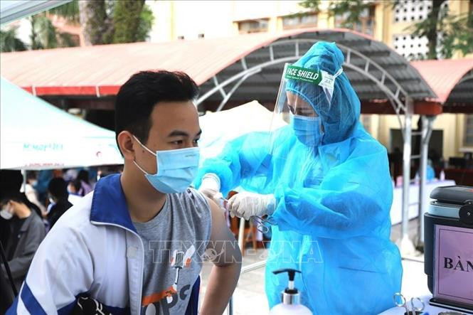 Y bác sỹ Tiêm phòng cho học sinh trường THPT thành phố Cao Bằng. Ảnh: TTXVN phát