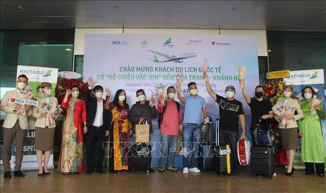 Lãnh đạo các sở, ban ngành tỉnh Khánh Hòa chào mừng khách quốc tế. Ảnh: Phan Sáu - TTXVN