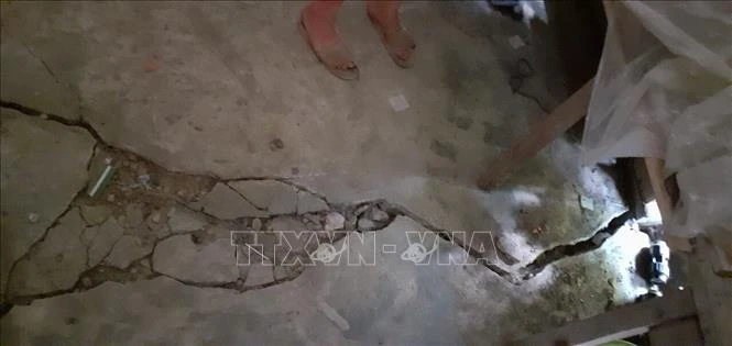 Hiện tượng nứt đất đã xuất hiện tại trong nhà của các hộ dân ở bản Ma Sang, xã Nậm Pì. Ảnh: Việt Hoàng-TTXVN 