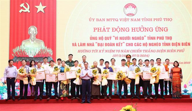 Huy động nguồn lực làm nhà cho hộ nghèo tại Phú Thọ và Điện Biên