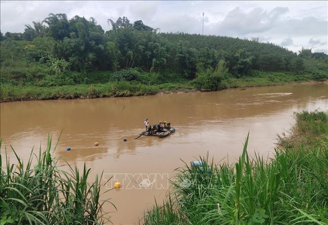 Mỏ khai thác cát dưới lòng sông Pô Kô của hộ kinh doanh Trương Quảng (thôn 4, xã Tân Cảnh, huyện Đăk Tô) luôn phải đảm bảo thực hiện đúng quy định trong giấy phép khai thác. Ảnh: Dư Toán – TTXVN