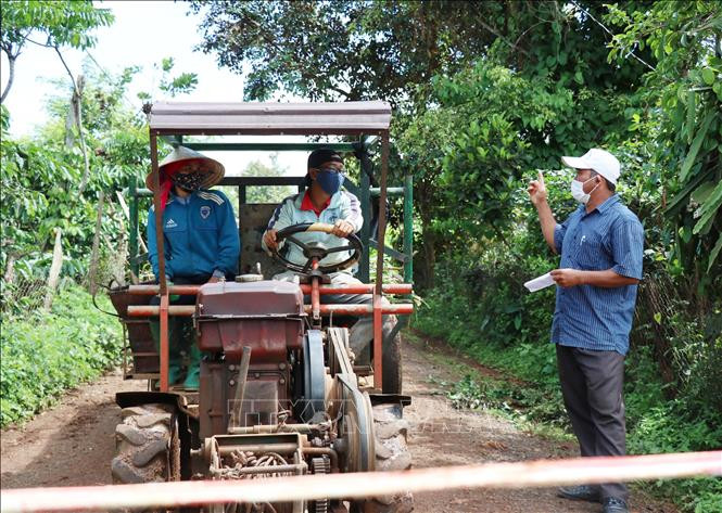 Ông Y Tôn Niê (đội mũ), buôn Gram A2, xã Cư Bao, thị xã Buôn Hồ chốt chặn trên tuyến đường liên buôn để thực hiện mô hình “thôn giữ lấy thôn, buôn giữ lấy buôn”. Ảnh: Tuấn Anh – TTXVN