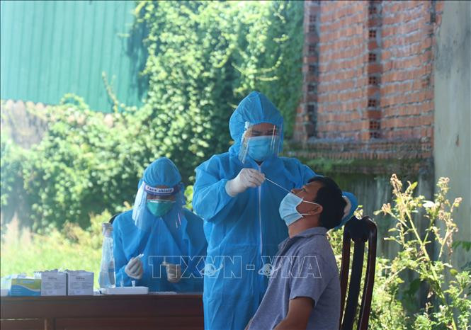 Lấy mẫu xét nghiệm sàng lọc cho người dân xã Vụ Bổn, huyện Krông Pắc. Ảnh: Tuấn Anh - TTXVN
