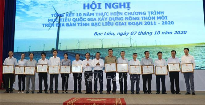 Các tập thể được tặng Bằng khen UBND tỉnh vì có thành tích trong xây dựng nông thôn mới. Ảnh: Huỳnh Sử- TTXVN